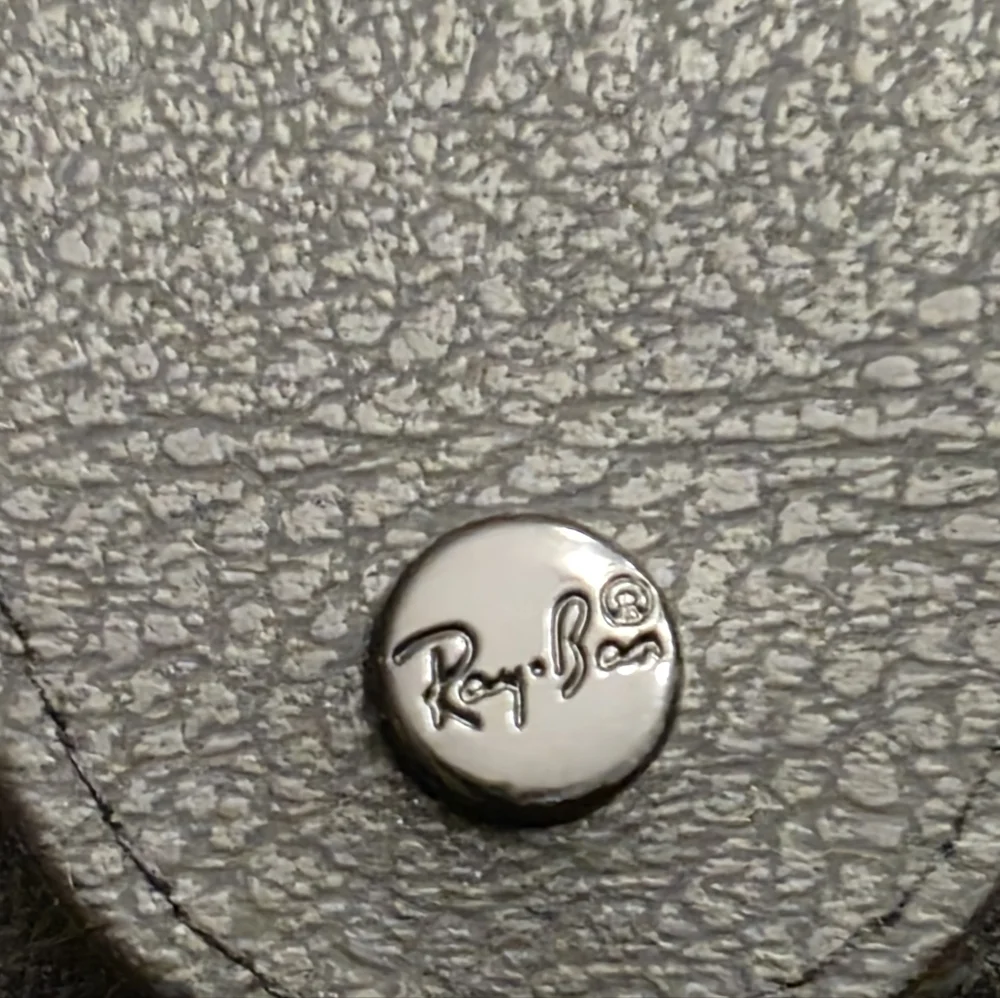 Ray-Ban Black Snap Closure Silver Seal Case with Cleaning Cloth - Picture 9 of 10